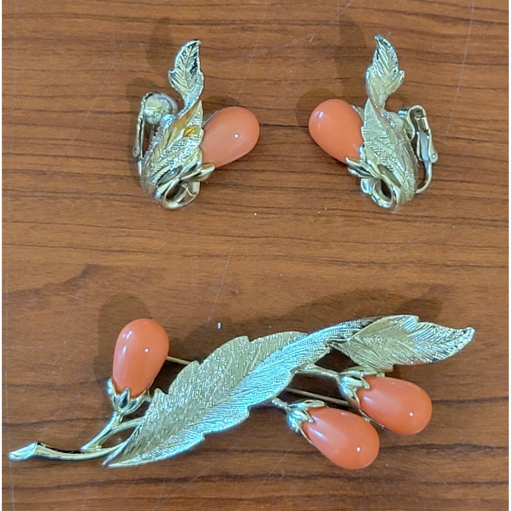 Sarah Coventry Bittersweet Faux Coral Leaf Brooch and Earring Set Goldtone 1962